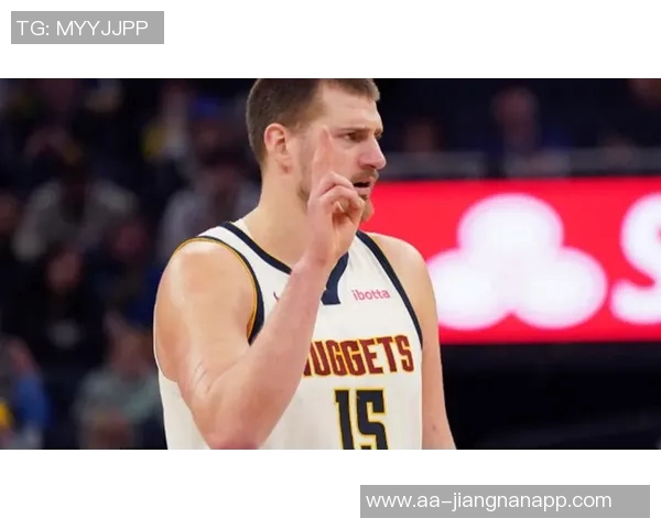 詹姆斯对裁判判罚表示不满强调约基奇未被吹罚的争议性接触问题